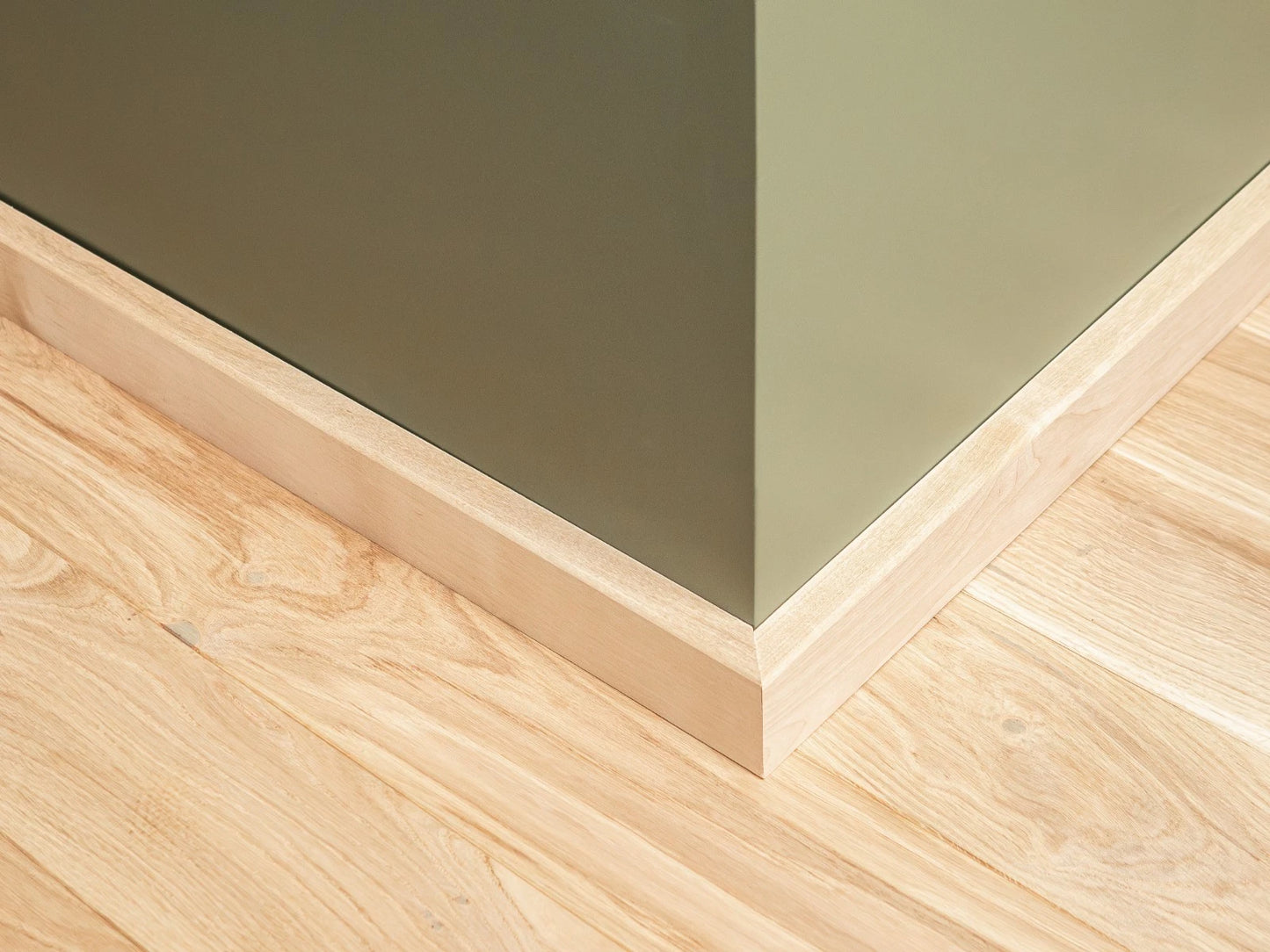Plinthe massive en bouleau A/B 24 x 60 mm non fini 2000 mm avec rayon de 5 mm
