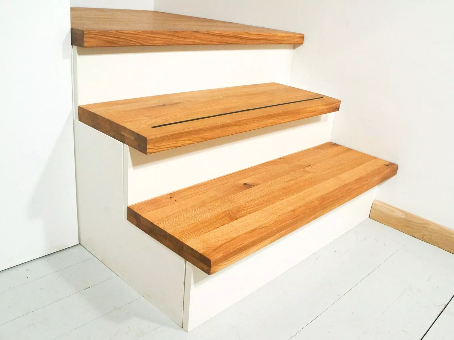 Marche d'escalier en chêne rustique à lamelles pleines, 35 mm, 2 couches, huile de cire dure naturelle (incolore), avec lèvre en caoutchouc antidérapante
