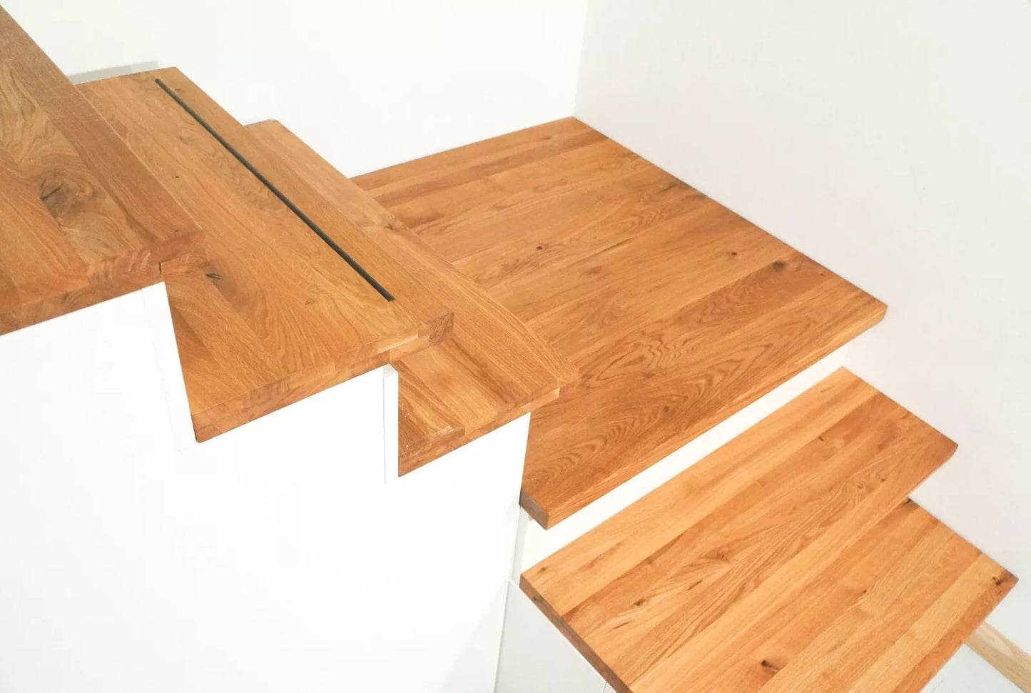 Marche d'escalier en chêne rustique à lamelles pleines, 40 mm, 2 couches, huile de cire dure naturelle (incolore), avec rebord en caoutchouc antidérapant